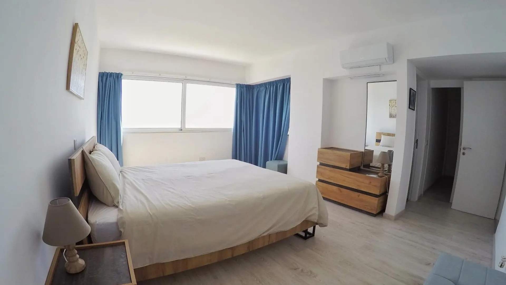 Stunning Top-Floor Beachfront Apartment Larnaca Chipre